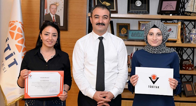 REKTÖR TÜBİTAK BİRİNCİLERİNİ TEBRİK ETTİ
