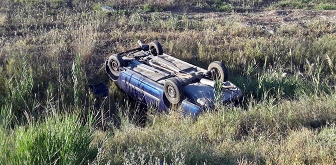 OTOMOBİL TARLAYA UÇTU: 1 YARALI