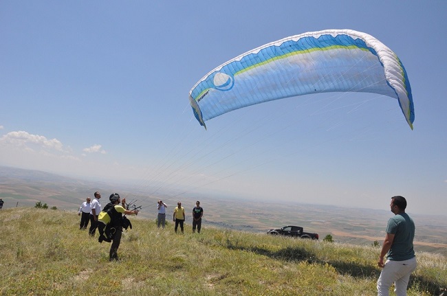 YAMAÇ PARAŞÜTÜNDE ÇORUM’UN GÖZDESİ