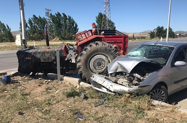 OTOMOBİL İLE TRAKTÖR ÇARPIŞTI