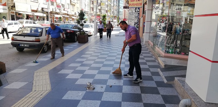 BİNADAN DÜŞEN SIVALAR TEHLİKE SAÇIYOR