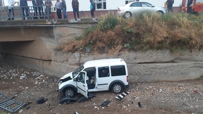 TİCARİ ARAÇ DEREYE UÇTU:2 YARALI