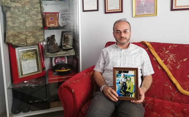 ŞEHİT FOTOĞRAFINDA YÜREK BURKAN DETAY