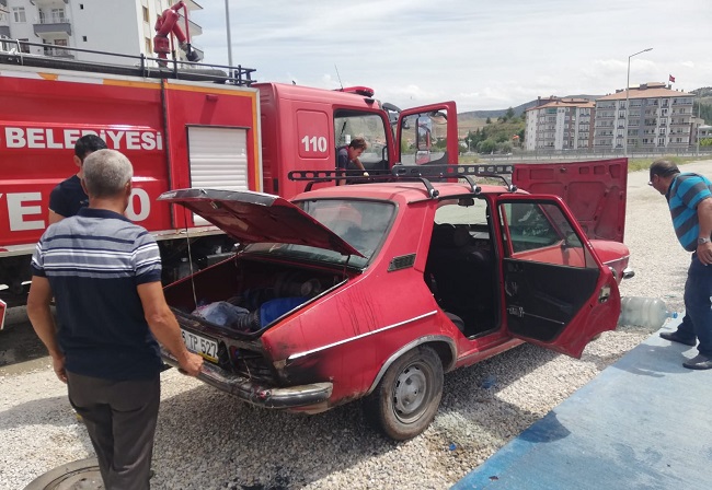 PARK HALİNDEKİ OTOMOBİL YANDI