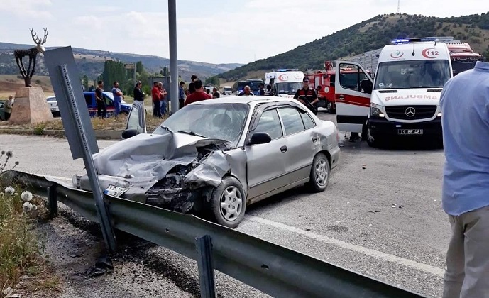TRAFİK KAZASI:1 ÖLÜ 3 YARALI