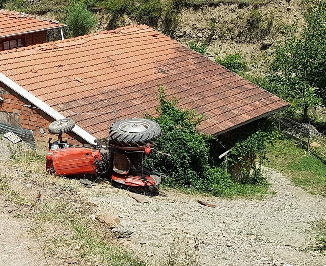 TRAKTÖR ŞARAMPOLE DEVRİLDİ