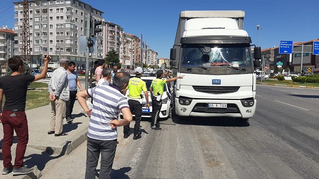 POLİS OTOSUNU BÖYLE SIKIŞTIRDI