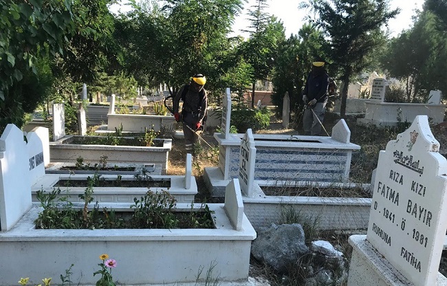 BELEDİYE MEZARLIKLARI BAKIMA ALDI