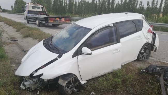 OTOMOBİL BARİYERLERE ÇARPTI: 3 YARALI