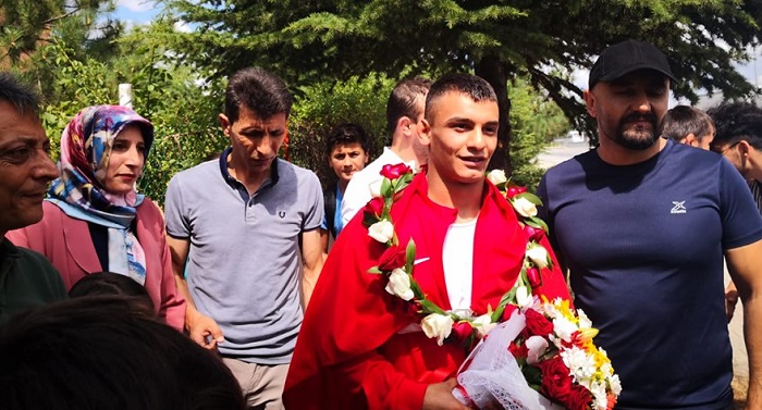 MİLLİ GÜREŞÇİMİZE COŞKULU KARŞILAMA