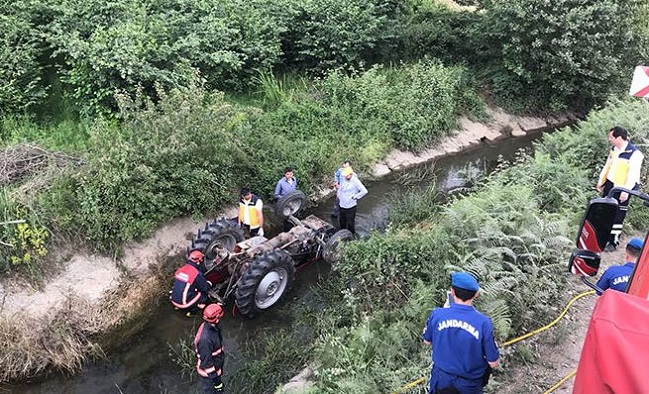 TRAKTÖR SU KANALINA DEVRİLDİ