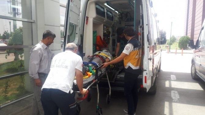 TRAKTÖR TRAKTÖRE ÇARPTI: 1 AĞIR YARALI