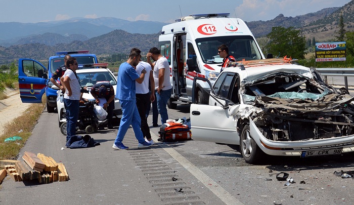 OTOMOBİL TIRA ARKADAN ÇARPTI