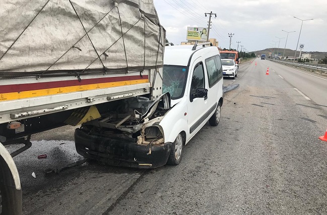 OTOMOBİL TIRA ARKADAN ÇARPTI