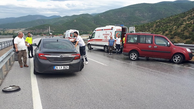 KAMYONET OTOMOBİLE ÇARPTI: 3 YARALI