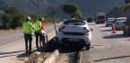 OTOMOBİL ORTA REFÜJE ÇARPTI