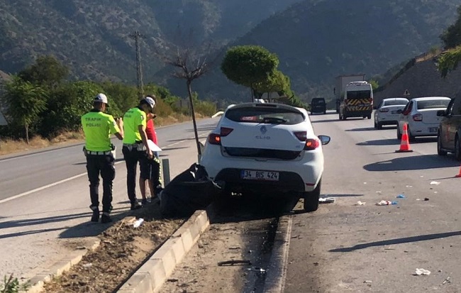 OTOMOBİL ORTA REFÜJE ÇARPTI