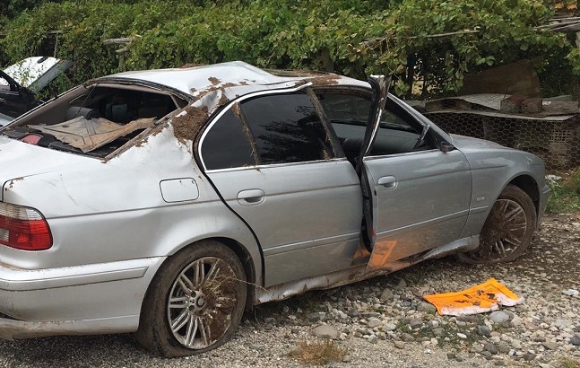 OTOMOBİL ORTA REFÜJE ÇARPTI