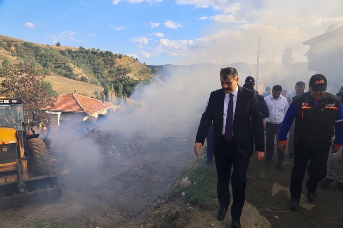 VALİ ÇİFTÇİ KÖYDE İNCELEMELERDE BULUNDU