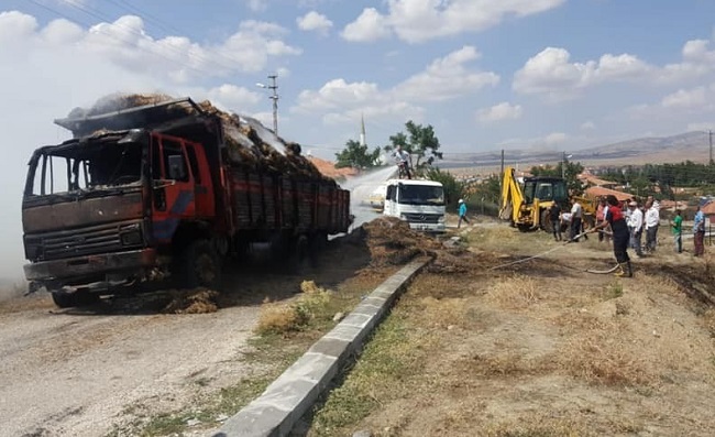 SAMAN YÜKLÜ KAMYON KÜL OLDU