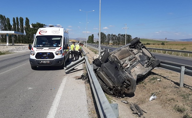OTOMOBİL YOLDAN ÇIKIP DEVRİLDİ