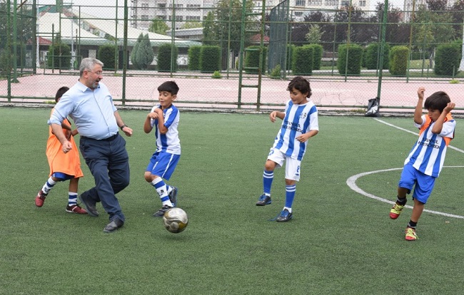 BAŞKAN FUTBOLCULUĞA SOYUNDU