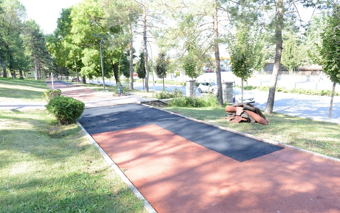 BELEDİYE YÜRÜYÜŞ YOLLARINI YENİLİYOR