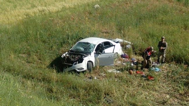 OTOMOBİL TARLAYA UÇTU: 1 ÖLÜ