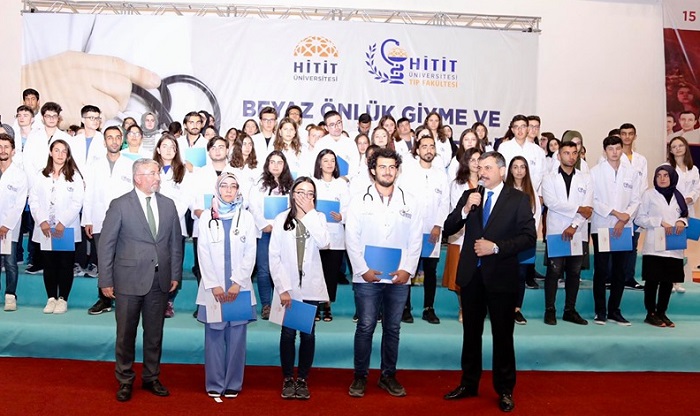 TIP ÖĞRENCİLERİ BEYAZ ÖNLÜK GİYDİ