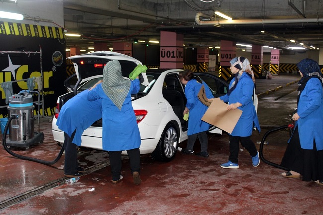 OTO YIKAMAYA KADIN ELİ DEĞDİ