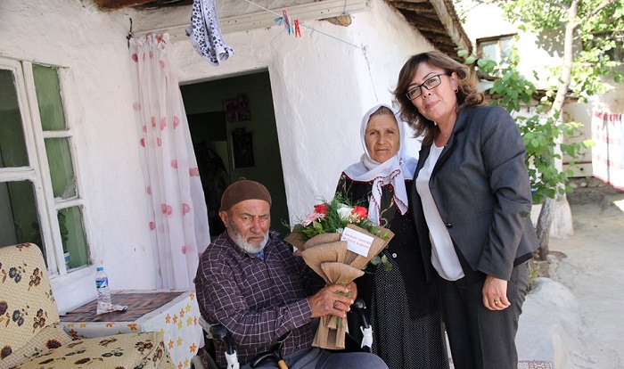 TEKERLEKLİ SANDALYE YARDIMI SEVİNDİRDİ