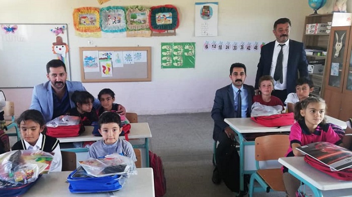 KÖYDEKİ ÖĞRENCİLERİ SEVİNDİRDİLER