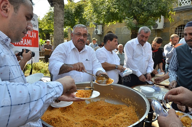 AHİLİK PİLAVI İKRAMINDA BULUNDULAR