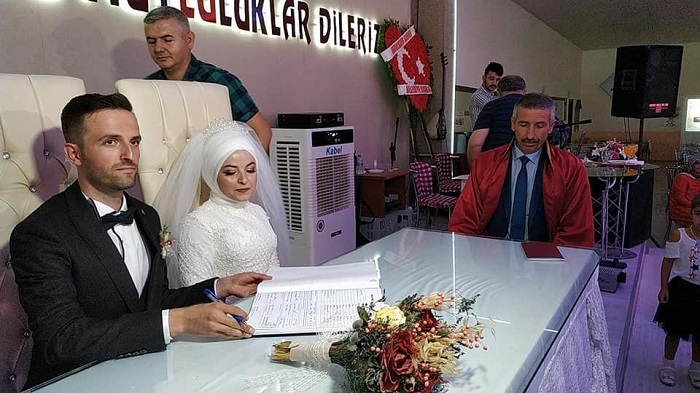 BU KEZ KENDİ OĞLUNUN NİKAHINI KIYDI