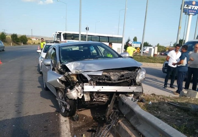 KAVŞAKTA FECİ KAZA:9 YARALI