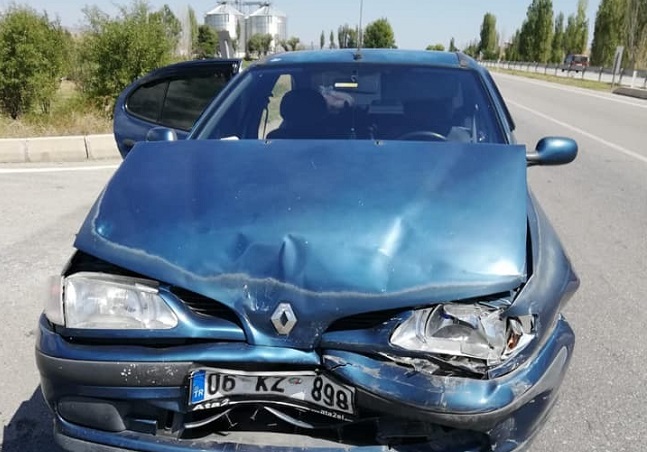 İKİ OTOMOBİL ÇARPIŞTI: 3 YARALI