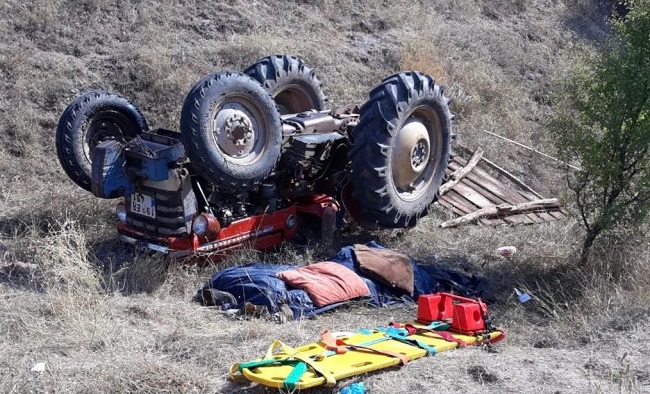 TRAKTÖR DEVRİLDİ: 1 ÖLÜ 1 YARALI