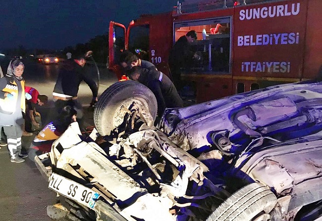 OTOMOBİL DEVRİLDİ: 1 AĞIR 2 YARALI