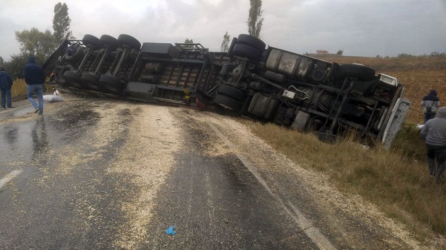 TIR DEVRİLDİ YOL TRAFİĞE KAPANDI