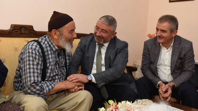 BAŞKAN YAŞLILARIN GÖNLÜNÜ ALDI