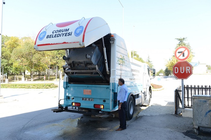 ŞEHRİN TÜM KONTEYNERLERİ YIKANIYOR