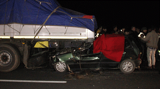 OTOMOBİL TIRA ARKADAN ÇARPTI