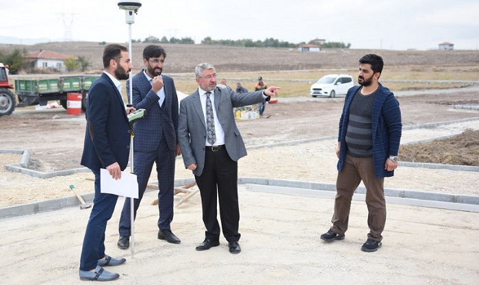BAŞKAN PARKTA İNCELEMELERDE BULUNDU