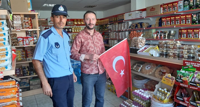 ESNAFA VE HALKA BAYRAK DAĞITTILAR