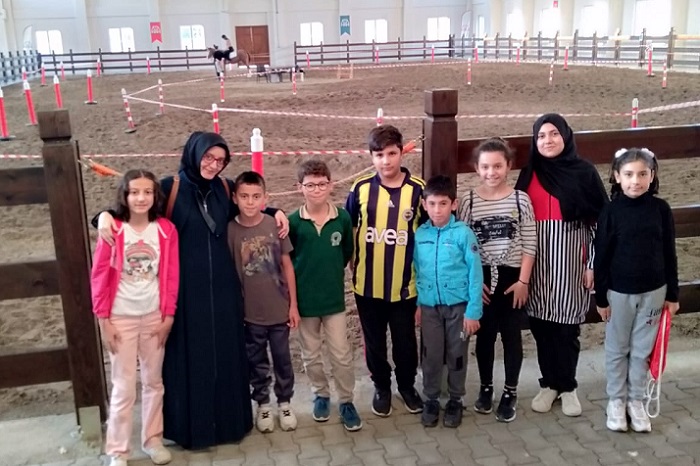 ÖĞRENCİLER BİNİCİLİK TESİSİNİ GEZDİ