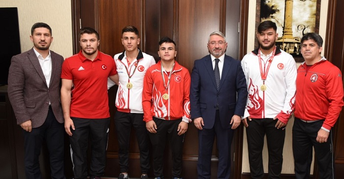 ŞAMPİYONLARDAN BAŞKAN AŞGIN’A ZİYARET