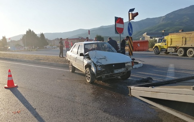 KAMYONLA OTOMOBİL ÇARPIŞTI: 1 YARALI