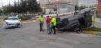 İKİ OTOMOBİL KAVŞAKTA ÇARPIŞTI