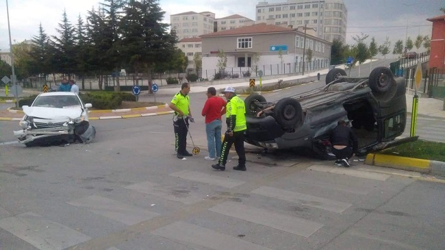 İKİ OTOMOBİL KAVŞAKTA ÇARPIŞTI