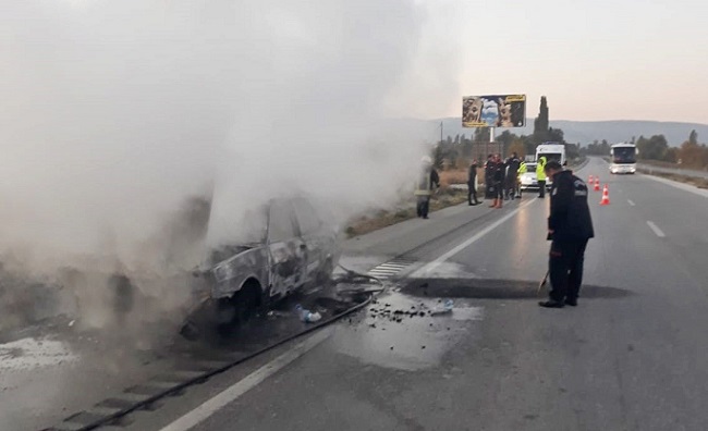 HAREKET HALİNDEKİ OTOMOBİL KÜL OLDU